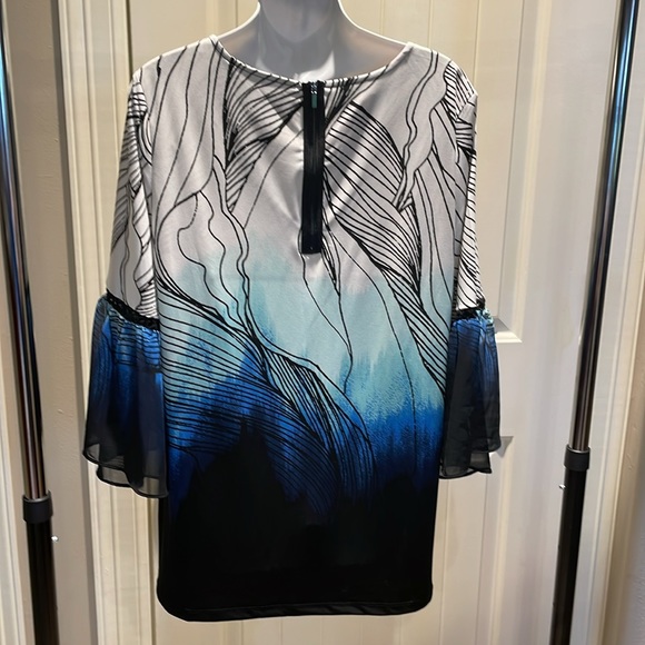 Spring blouse with bell sleeves and great details - Picture 3 of 5